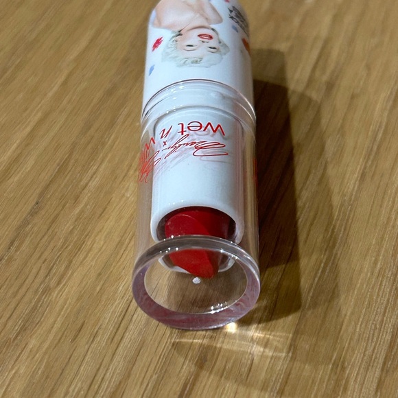 Wet n Wild Marilyn Monroe Bold Red Lipstick - Picture 6 of 16